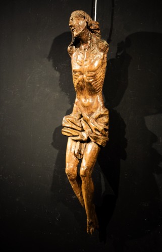 Antiquités - Christ crucifié  en bois de tilleul - Fin du 16e siècle